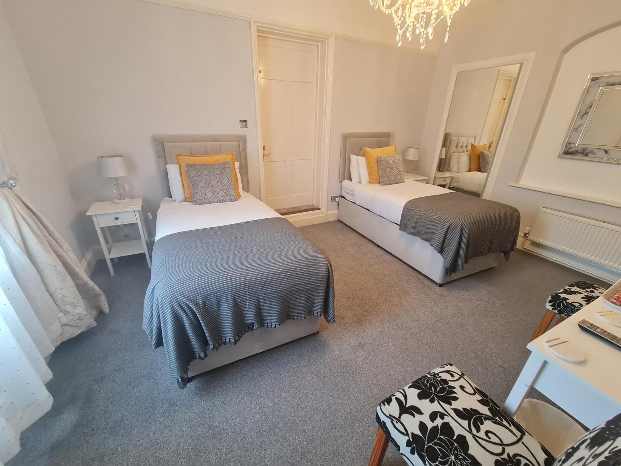 Beaufort Lodge - Central Location & Free Parking Taunton Exterior photo